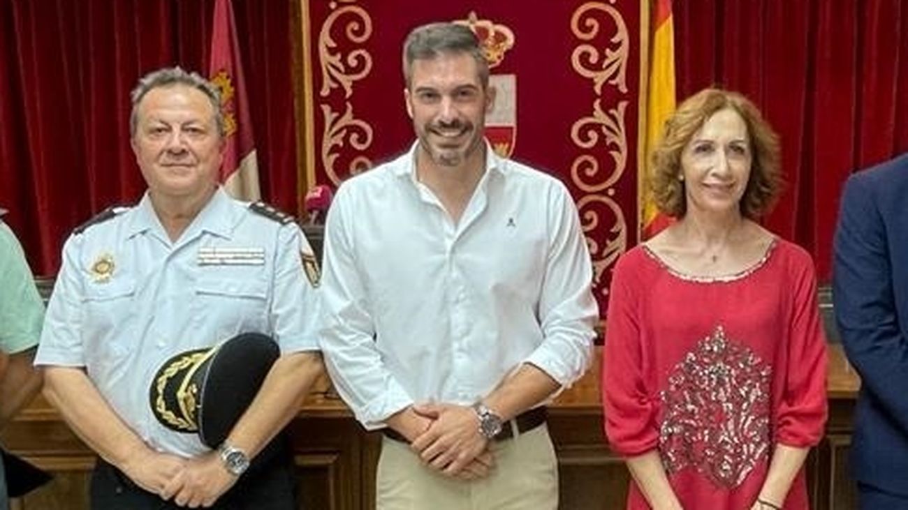 El policía homenajeado, en el centro de la imagen