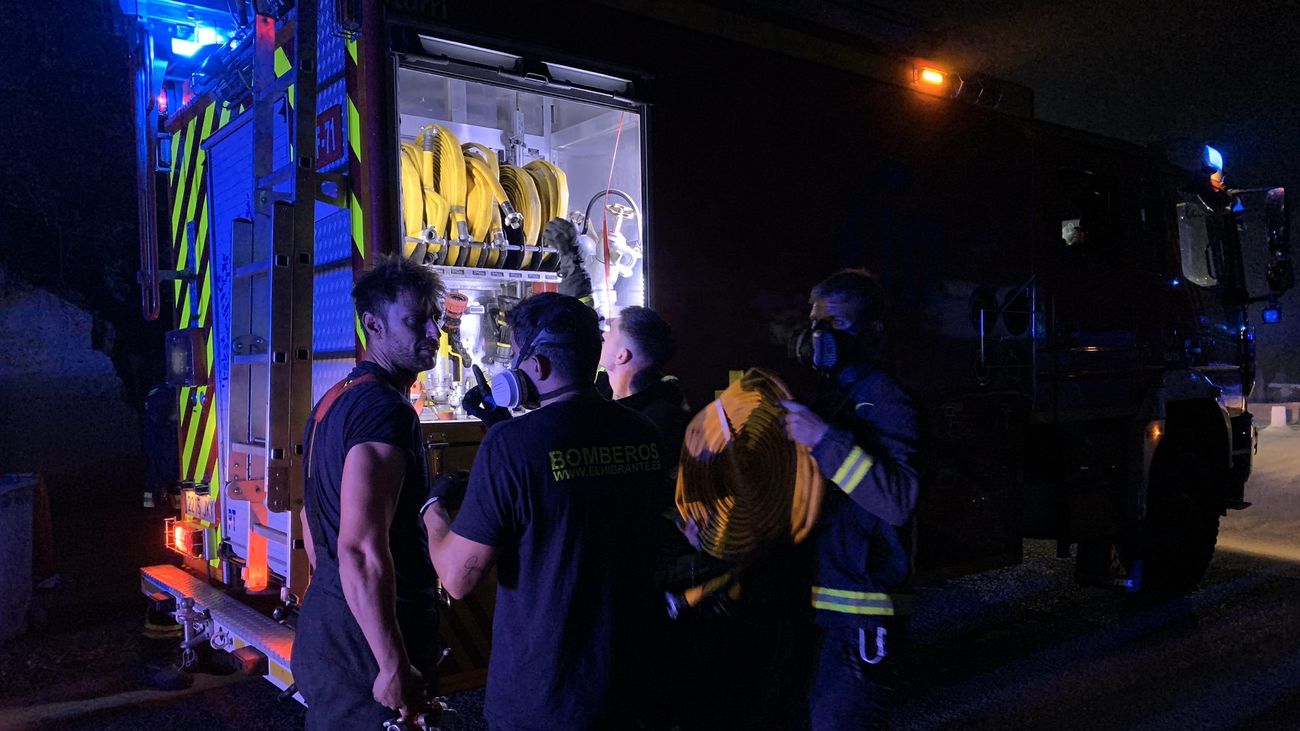 Bomberos de Madrid trabajan en un incendio en la Cañada Real