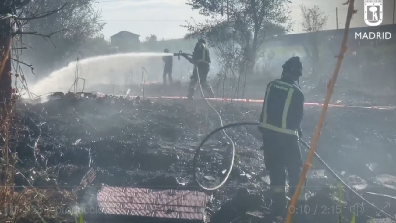 Bomberos apagando el incendio