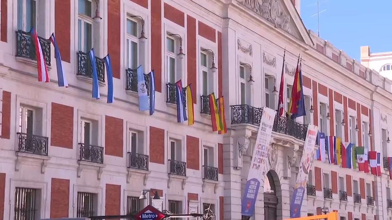 La Comunidad de Madrid engalana la Real Casa de Correos con las banderas de los 22 países hispanohablantes