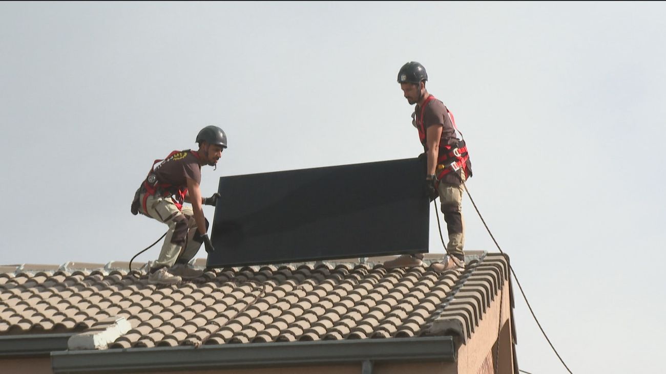 Instalación de una placa solar en el tejado de una vivienda