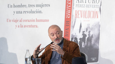 Pérez-Reverte publica 'Revolución': "Es posible que vivamos agitación social en los tiempos que vienen, pero la revolución es otra cosa"