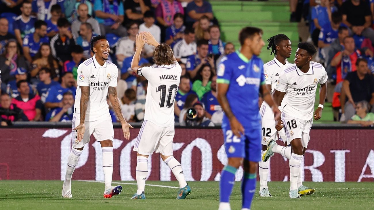 Eder Militao celebra su gol con Luka Modric, autor del pase