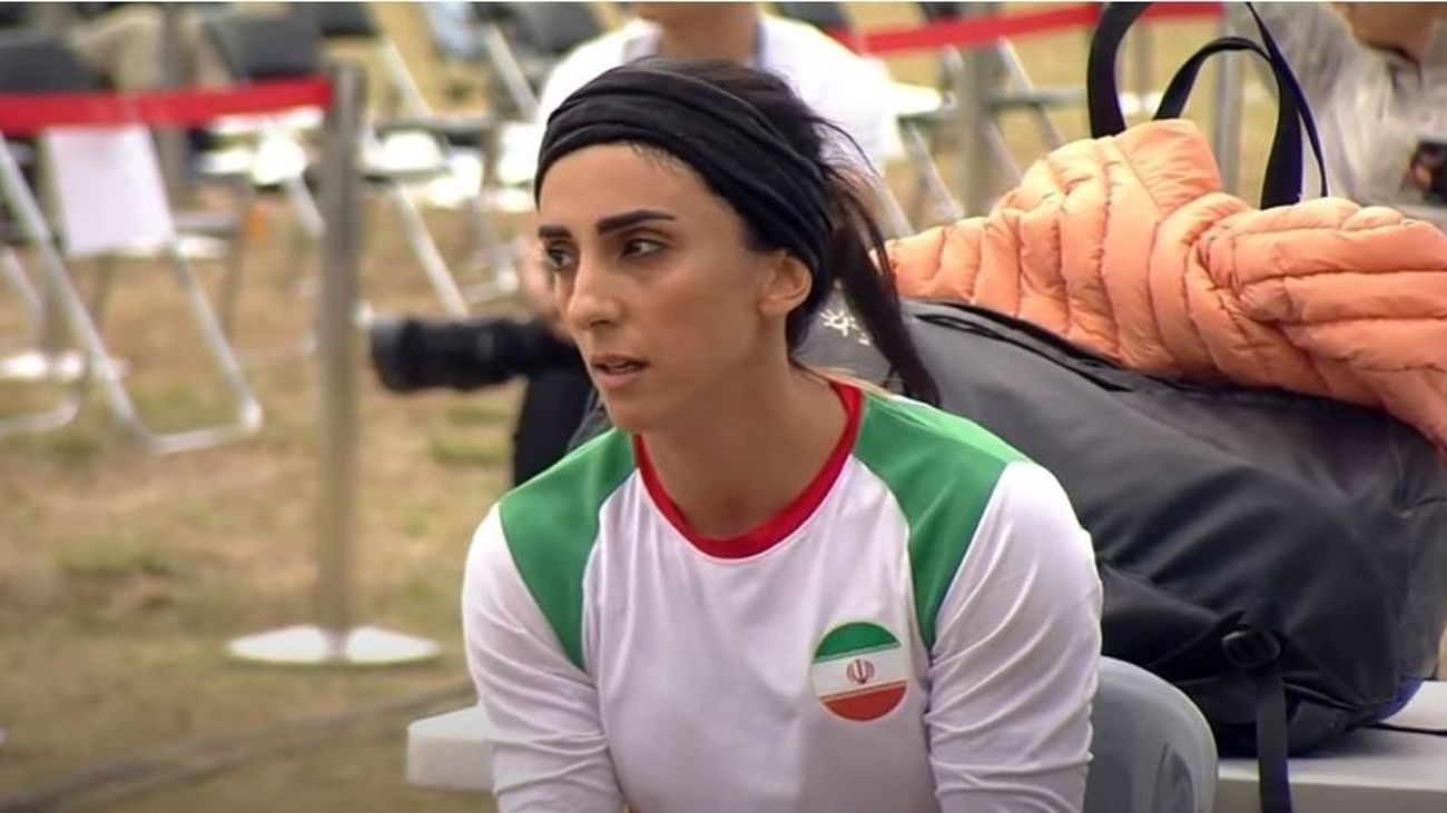 La escaladora Elnaz Rekabi, recibida al grito de campeona por el público en Irán