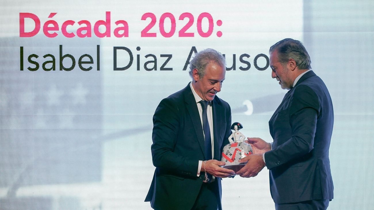 Enrique López recoge el premio en nombre de Isabel Díaz Ayuso