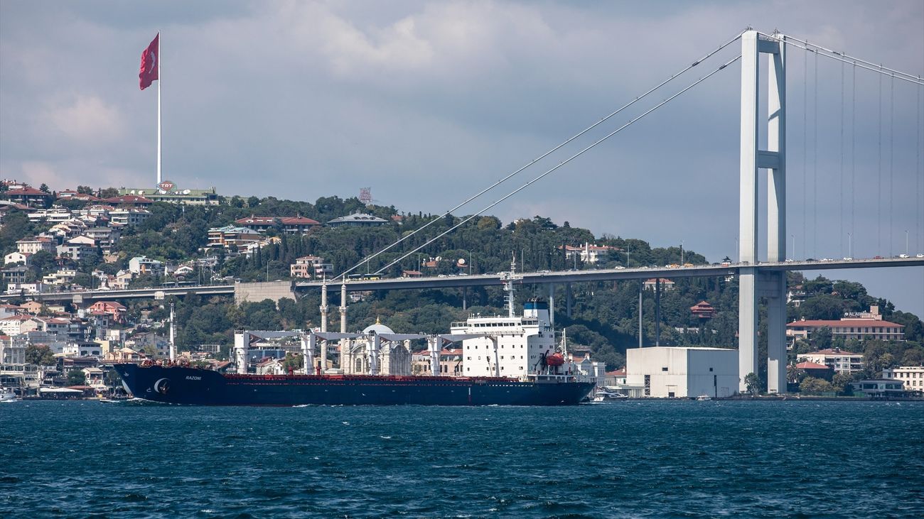 Uno de los buques mercantes atravesando el Mar Negro camino de Estambul