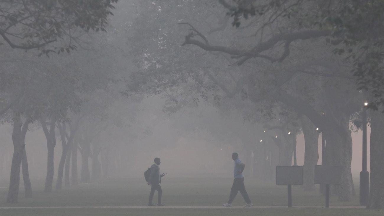 Personas caminan en el interior de la nube tóxica creada en Nueva Delhi estos días