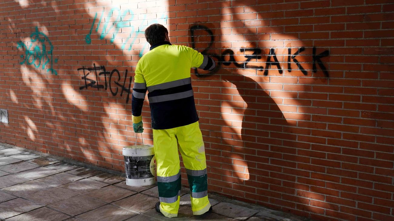 Un operario municipal de San Sebastián de los Reyes aplica un producto limpiador