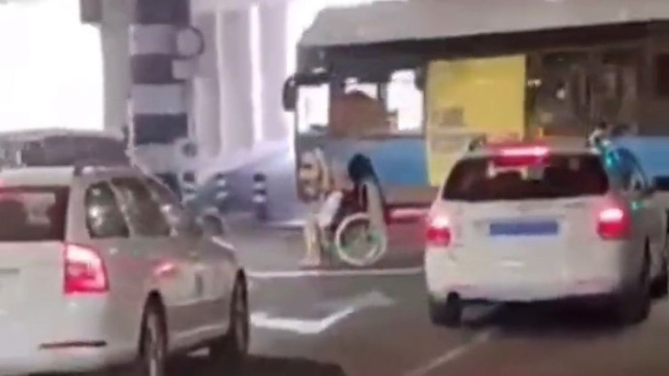 Mujer en silla de ruedas cruce el túnel de Bailén