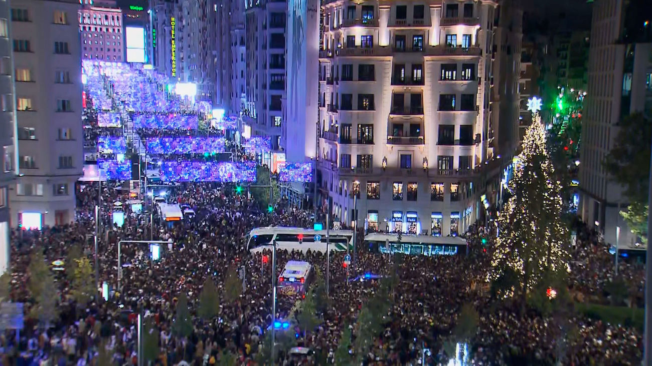 Los aledaños de Plaza de España, abarrotados durante la inauguración de las luces de Navidad