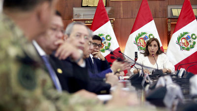 Dina Boluarte dice que se mantendrá "firme" en la Presidencia de Perú