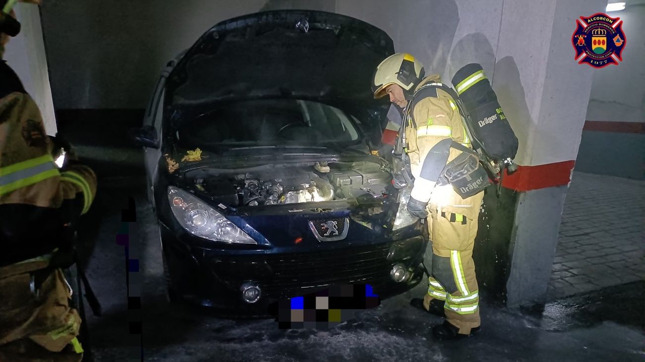 Incendio de un vehículo en un aparcamiento