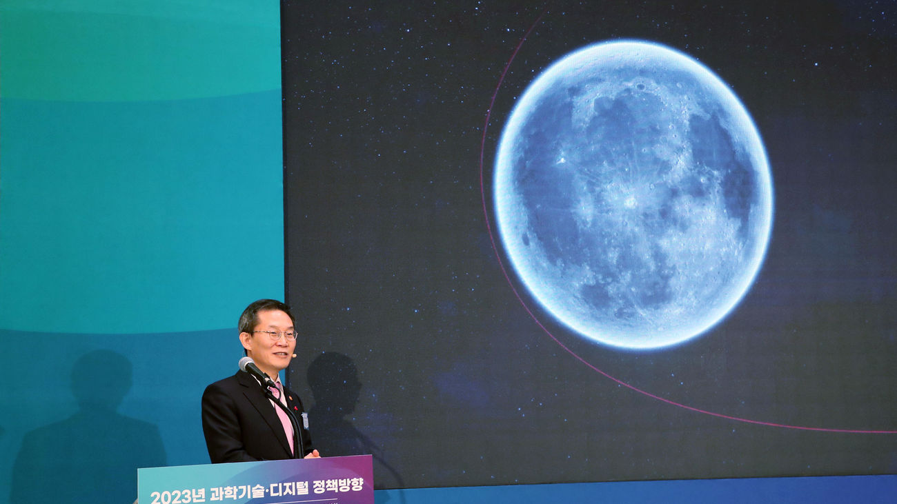 El ministro de Ciencia y TIC de Corea del Sur, Lee Jong-ho, informa que el vehículo espacial no tripulado de Corea del Sur, Danuri, entró con éxito en la órbita de la luna antes de lo planeado