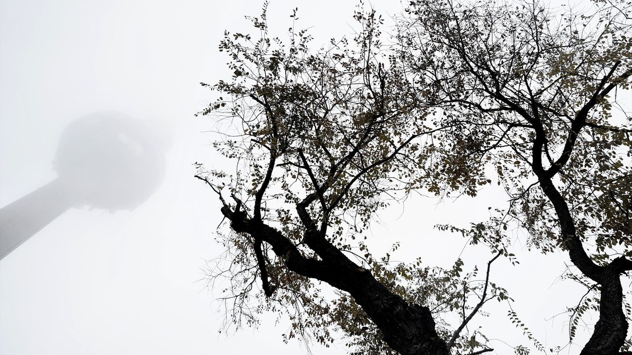 La torre de comunicaciones de RTVE cubierta de niebla