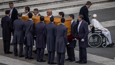 La plaza de San Pedro acoge el funeral por Benedicto XVI presidido por Francisco