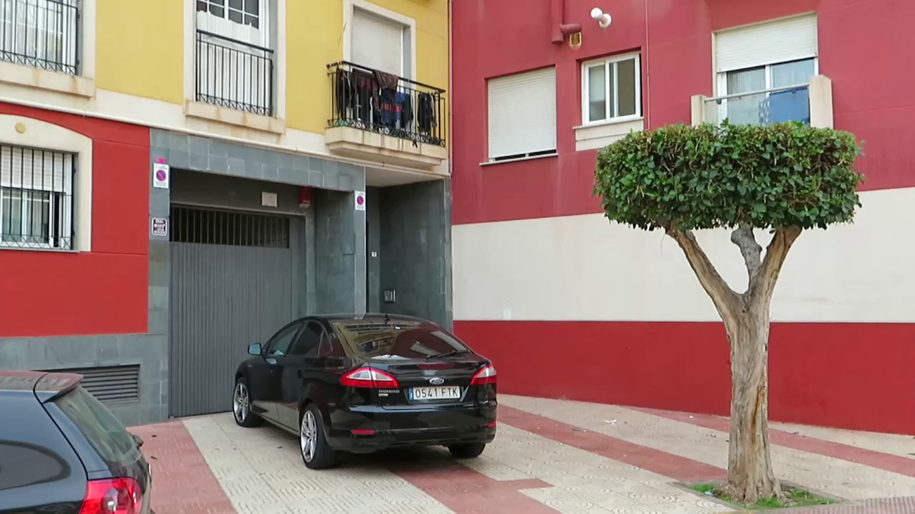 Bloque de pisos donde se cometió el asesinato de una mujer en Roquetas de Mar