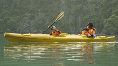 De excursión en kayak por la bahía de Halong, Vietnam
