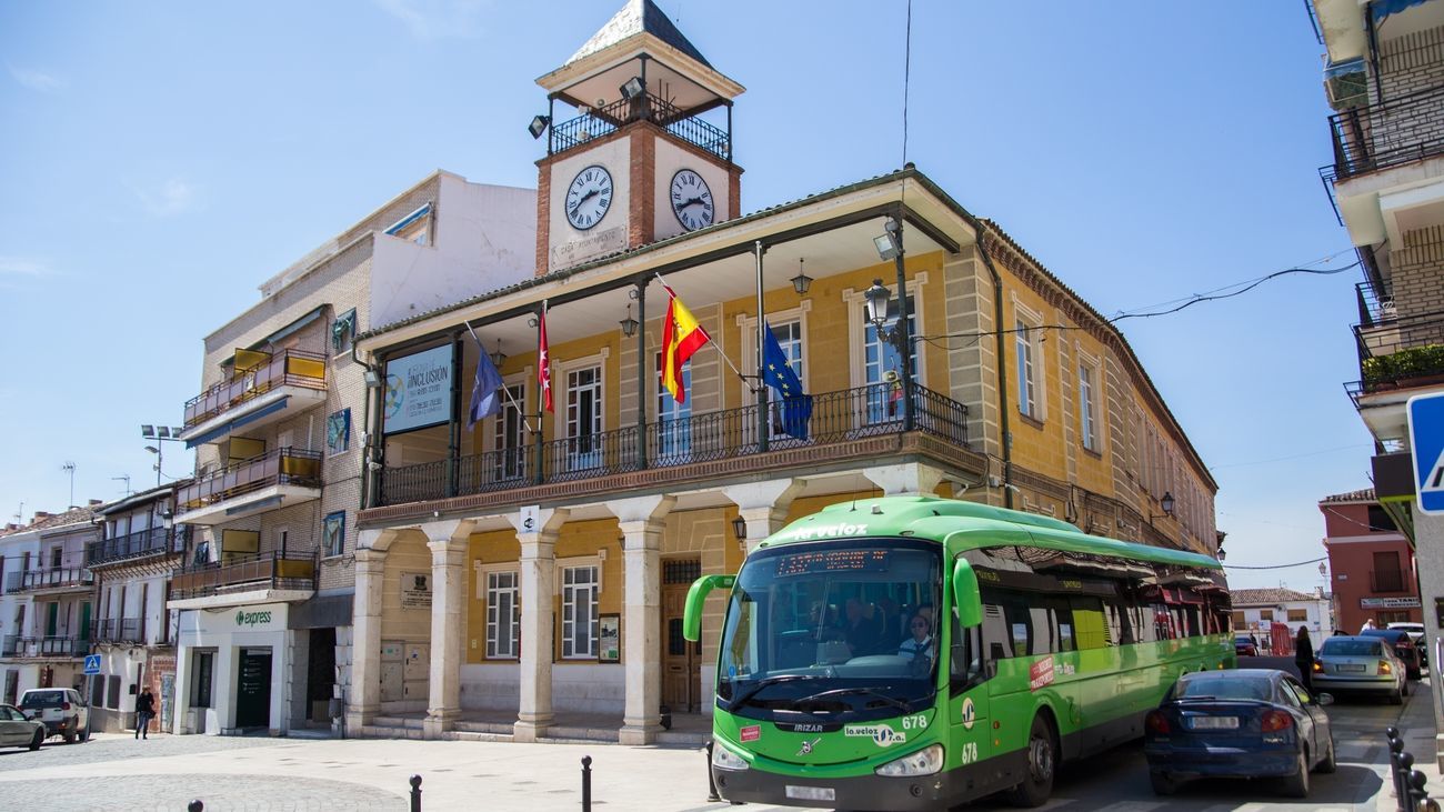 Un autobús interurbano atraviesa el centro de Morata de Tajuña