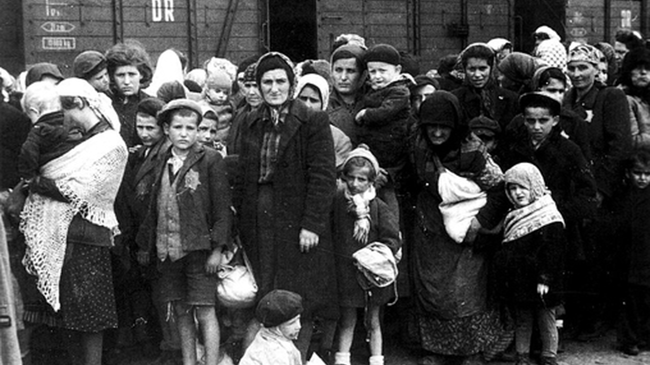 Mujeres y niños judíos con destino a campos de exterminio