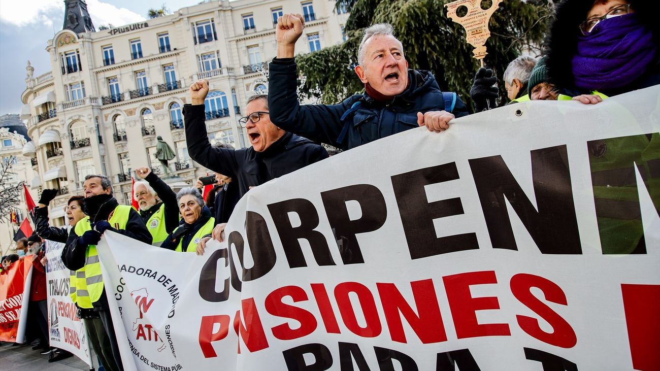Varias personas se manifiestan por la mejora del sistema público de pensiones frente al Congreso de los Diputados, a 18 de enero de 2023, en Madrid