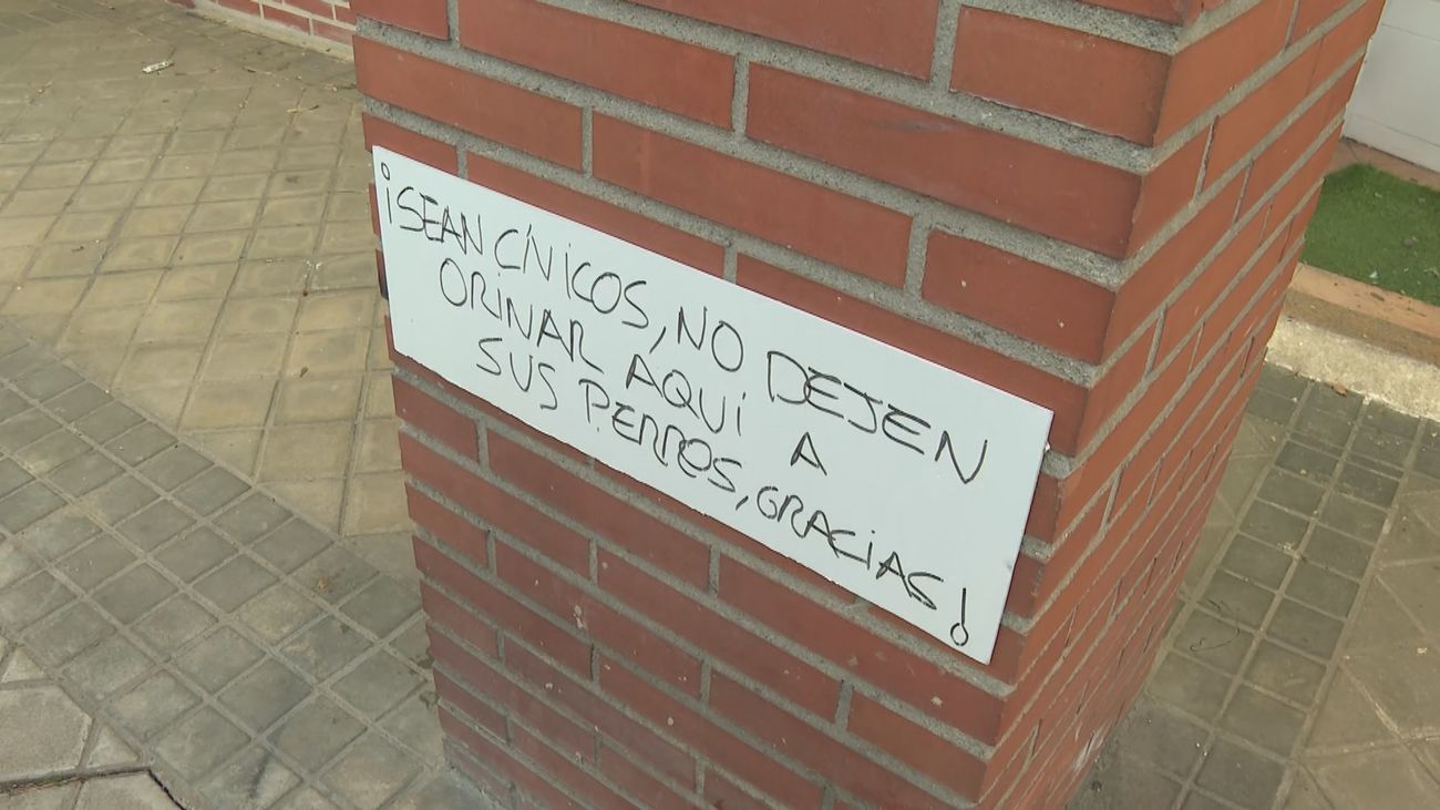 Colocan carteles en contra de los orines de los perros en Ronda de Segovia