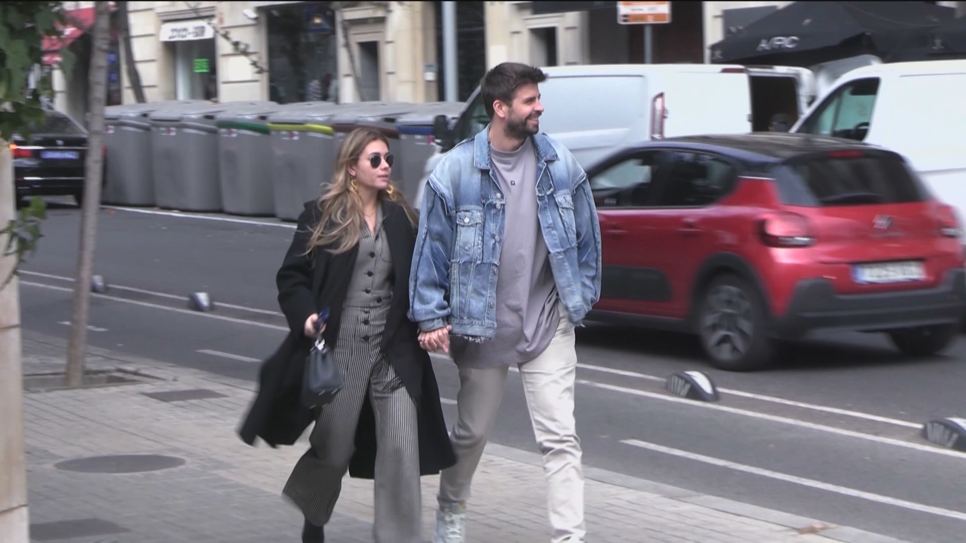 Así fue el primer paseo en público de Gerard Piqué y Clara Chía