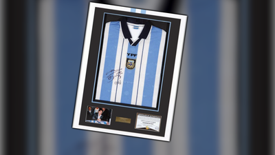 Sale a subasta una camiseta de la selección argentina firmada por Maradona