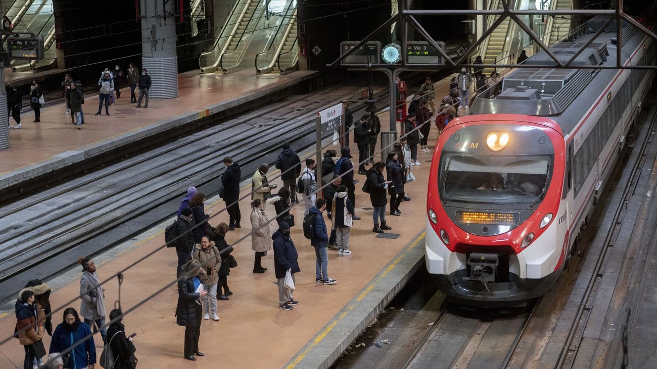 Varias personas esperan en el andén de Cercanías, en la estación Puerta de Atocha-Almudena Grandes