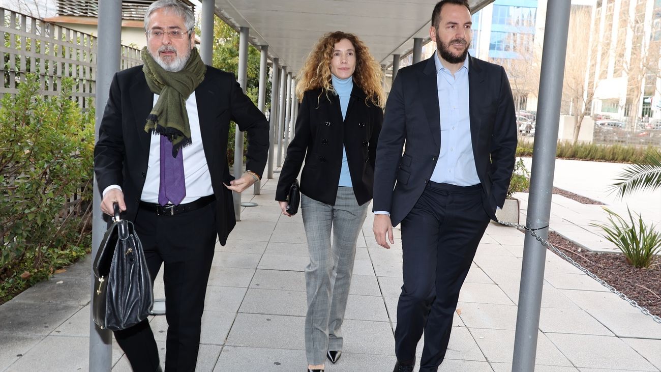 Borja Thyssen y Blanca Cuesta llegando junto a su abogado al Juzgado de lo Penal número 15 de Madrid