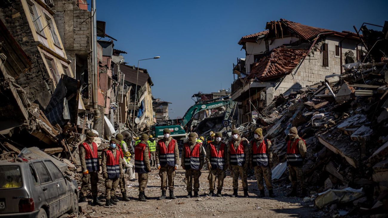 Rescatan a una adolescente tras 250 horas atrapada bajo los escombros en Turquía