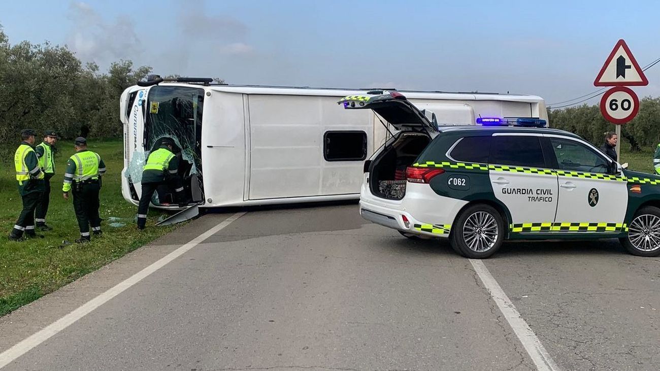 Vuelca un autobús escolar en Cabra, Córdoba