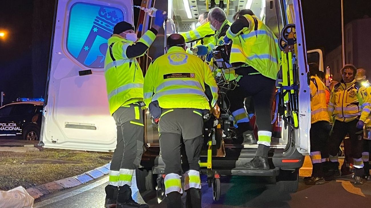 Un motorista, herido grave  tras sufrir un accidente y quedarse atrapado bajo un coche en Madrid
