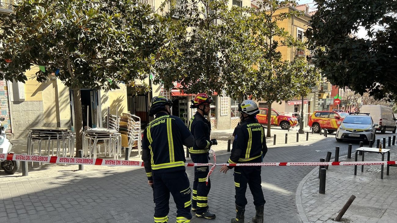 Bomberos trabajando en el entorno del edificio afectado