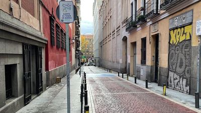 Vecinos y familias del colegio Palacio Valdés reclaman que se respete la peatonalización de la calle
