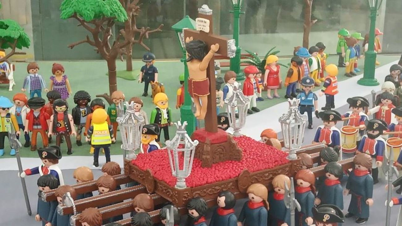 Un paso procesional recreado con figuras de Playmobil