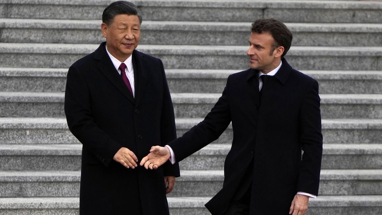 El presidente francés, Emmanuel Macron (derecha), le da la mano al presidente chino, Xi Jinping (izquierda), durante una ceremonia de bienvenida celebrada frente al Gran Salón del Pueblo en Beijing, China, el 6 de abril de 2023.