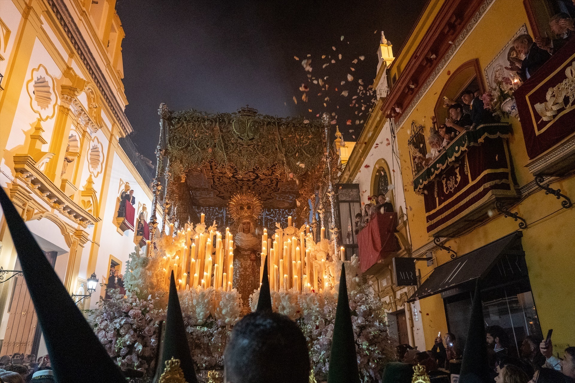 Así es la tradicional Madrugá en Sevilla el Viernes Santo