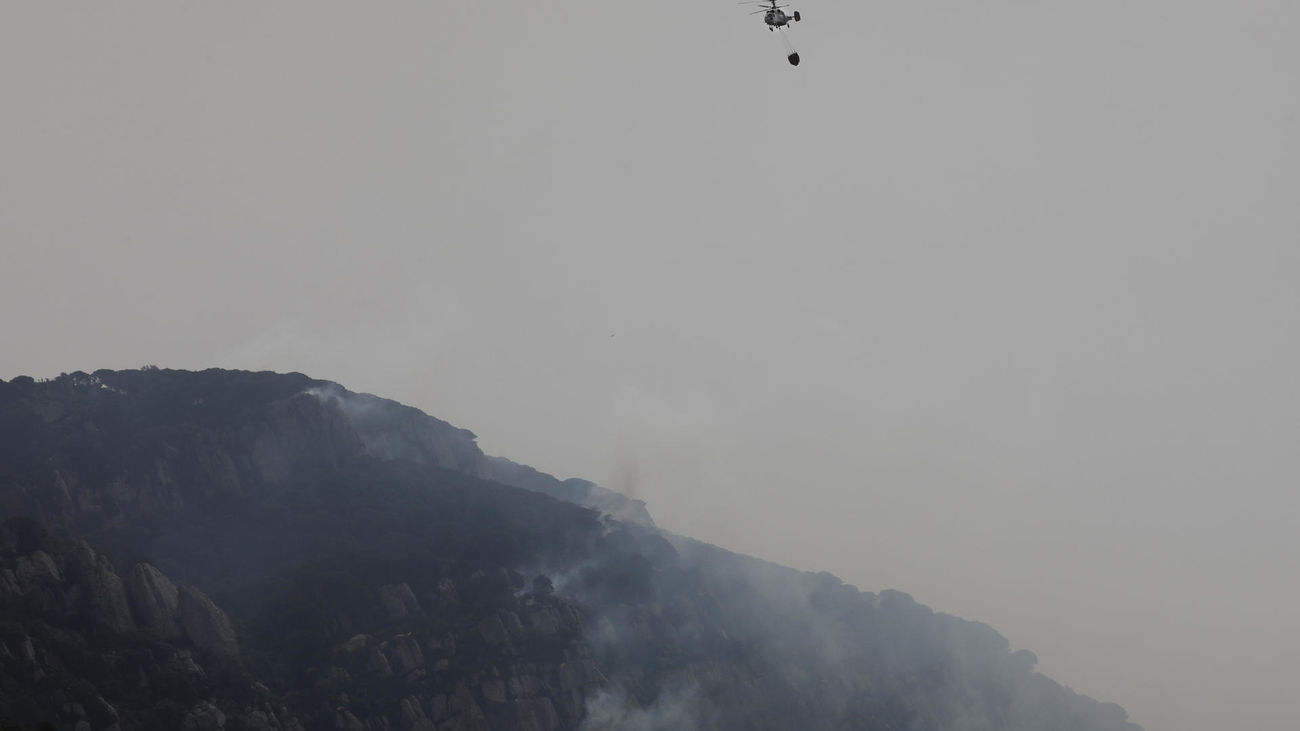 Un helicóptero lucha contra el incendio de Tarifa