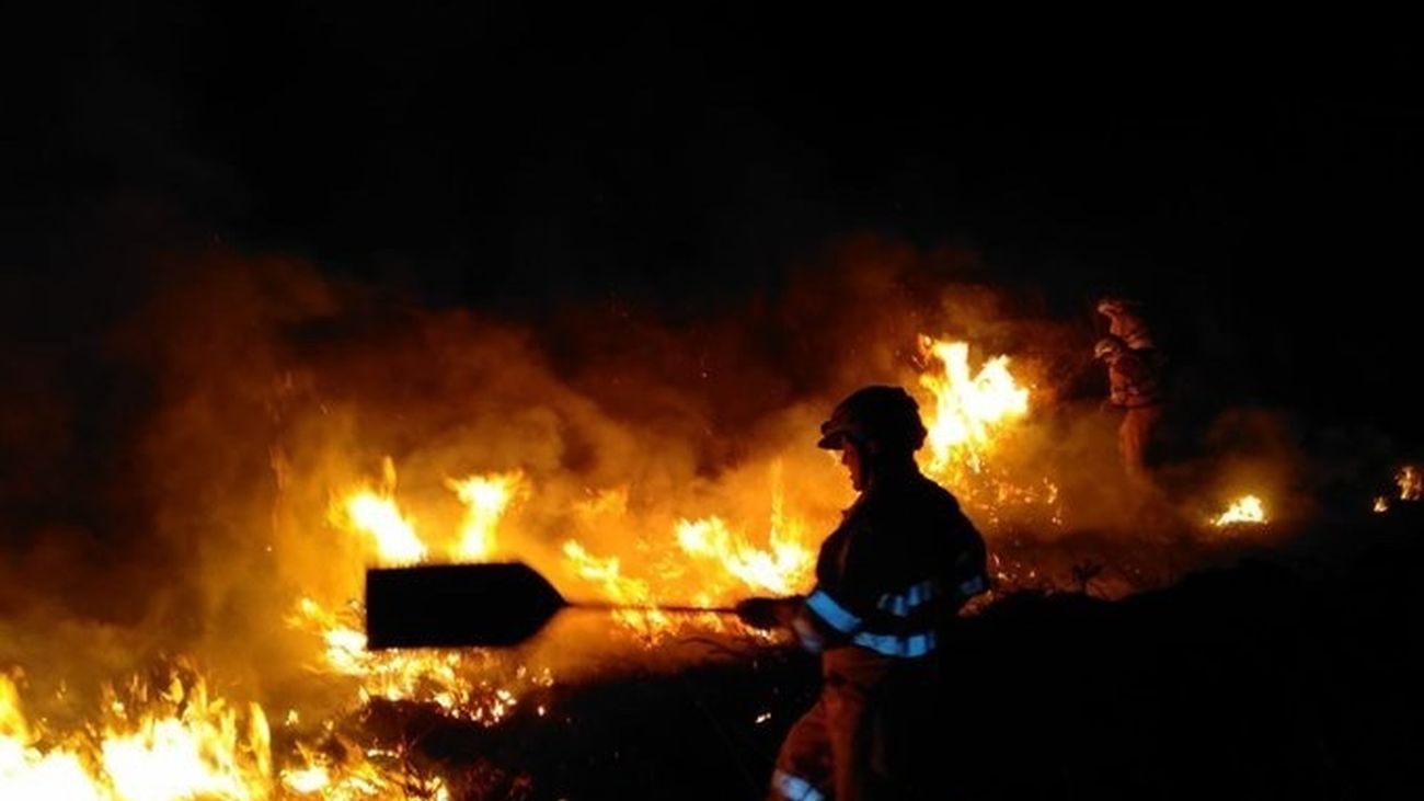 Bombero trabajando en las labores de extinción de un incendio