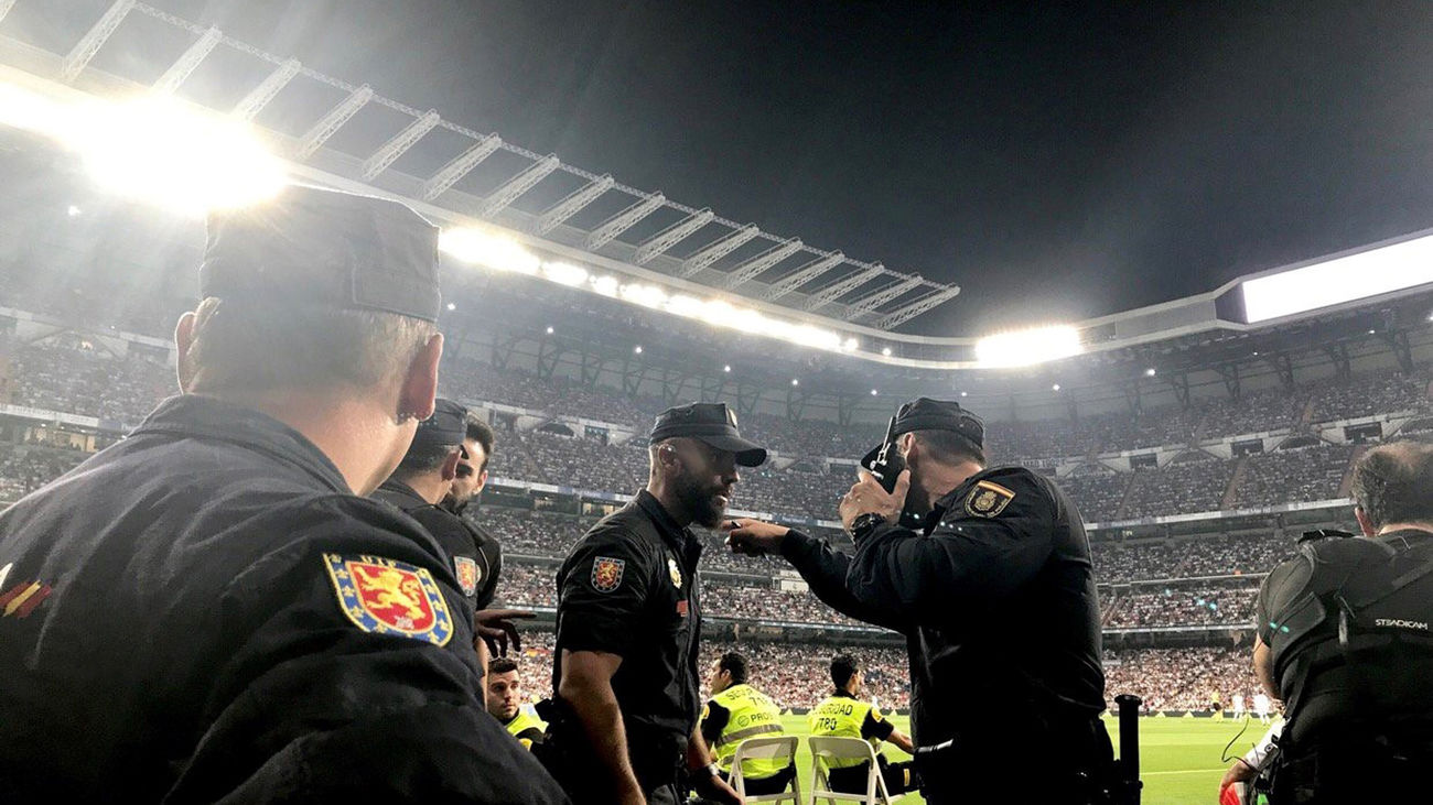 Policías en el Bernabéu