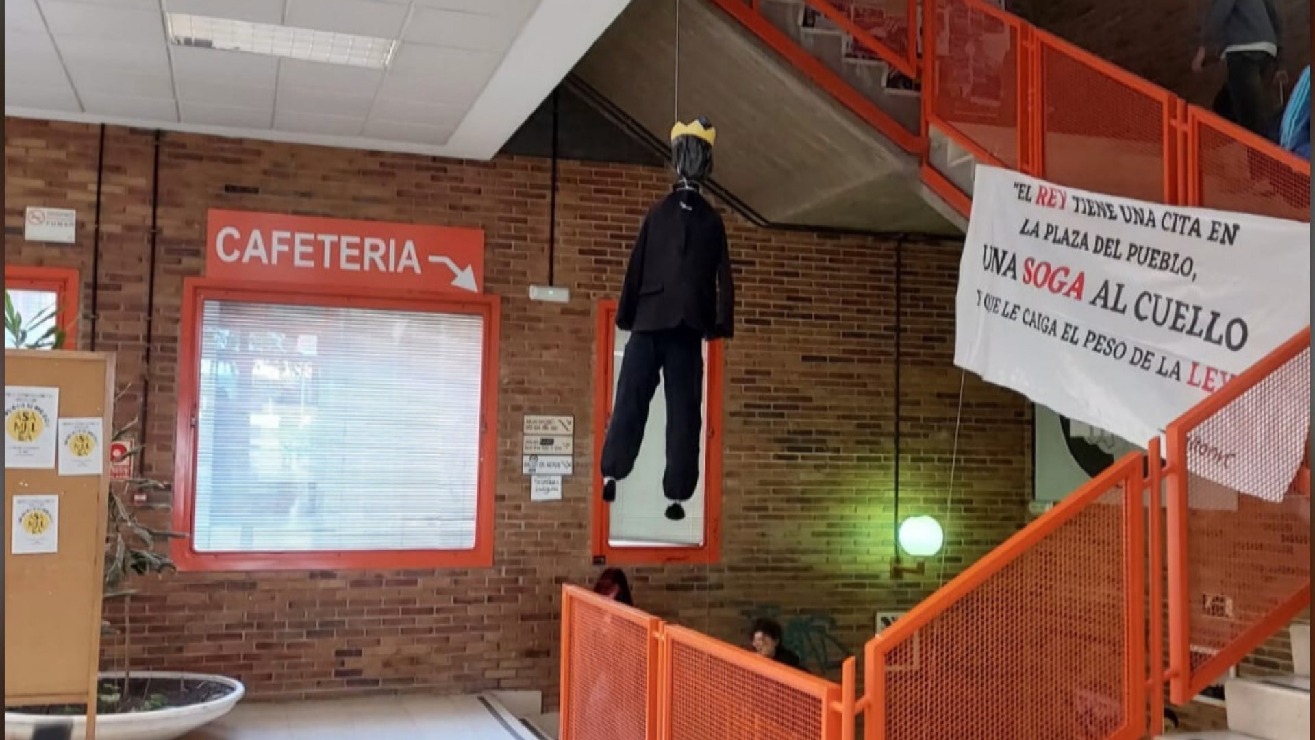 Cuelgan un muñeco con una corona en la facultad de Ciencias Políticas de la Complutense