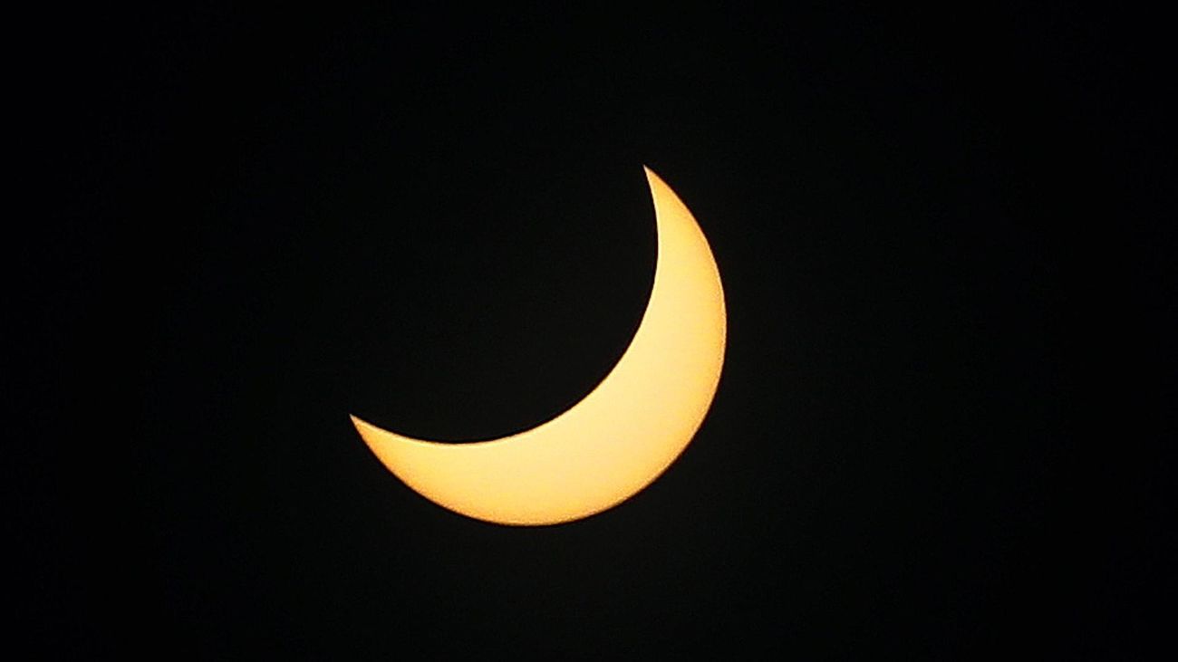 Eclipse parcial híbrido de sol