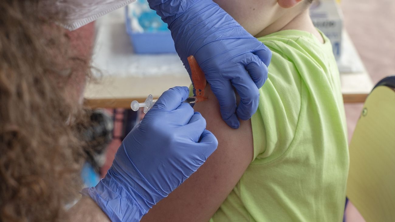 Niño vacunándose