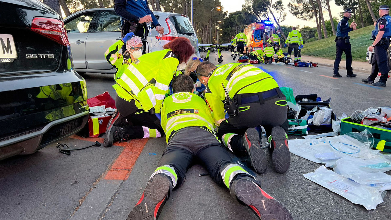 Sanitarios del SAMUR atienden a un menor atropellado por una moto en el Paseo de la Rosaleda, en Madrid