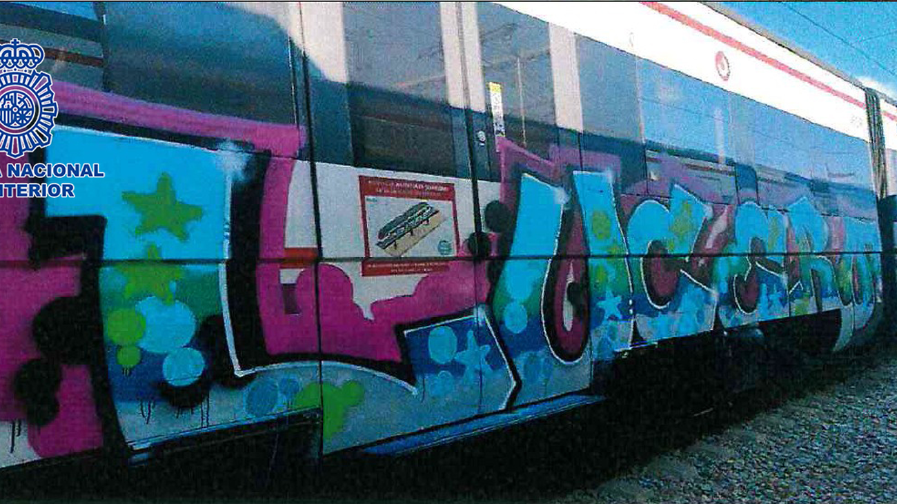 Cercanías con grafitis