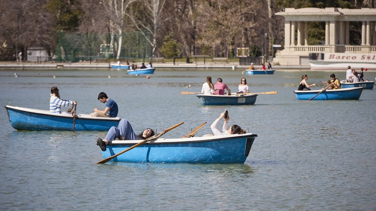 Varias personas en las barcas del estanque del Retiro