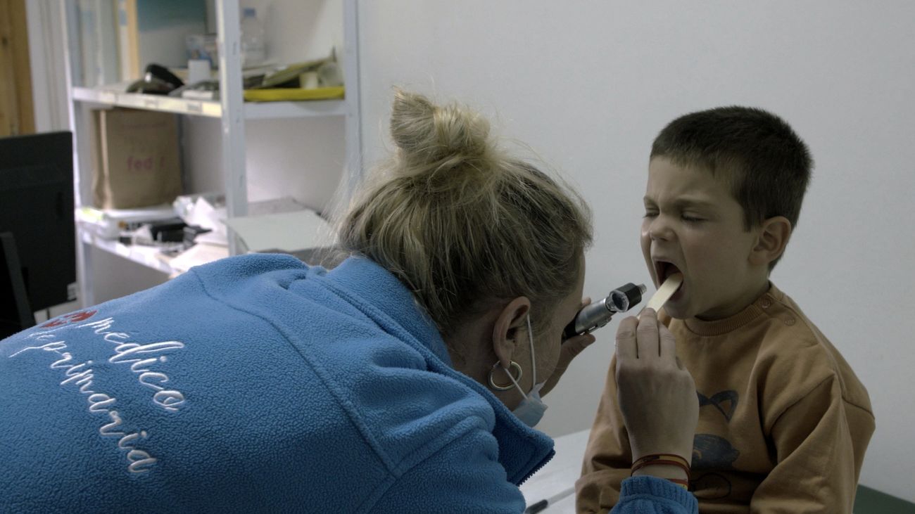 Una pediatra examina a un niño