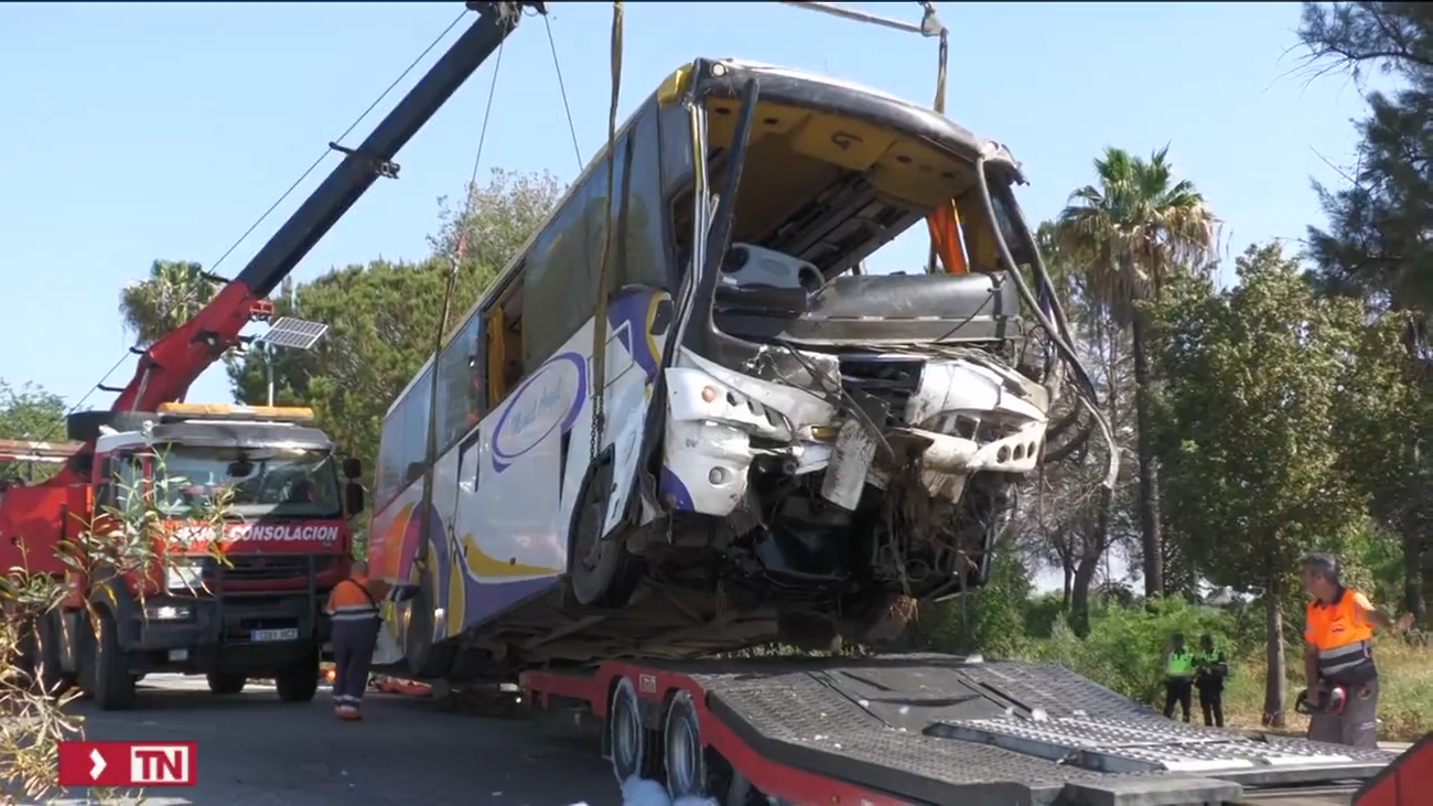 Una mujer fallecida y casi 40 heridas al volcar un autobús en Huelva