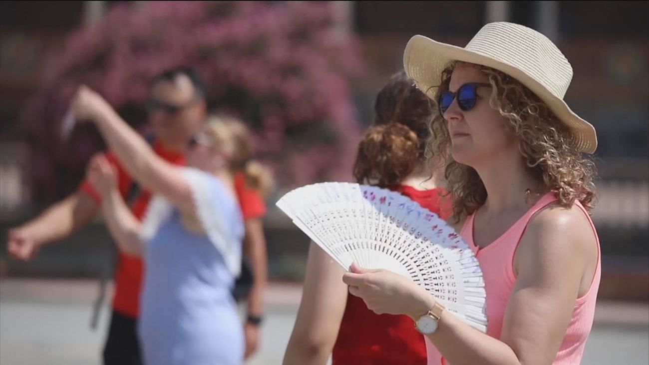 Una mujer se abanica por el calor