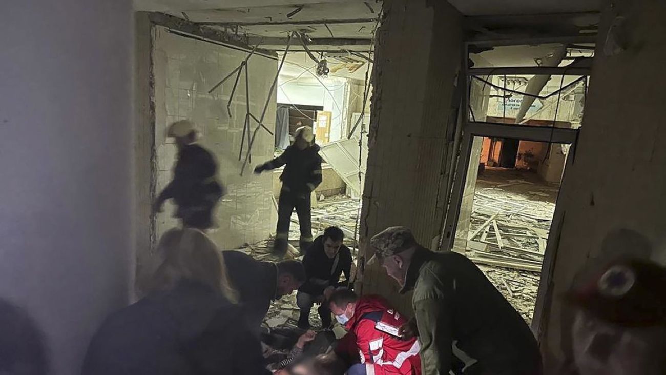 Tres muertos, entre ellos un niño de 11 años, en un ataque ruso con misiles contra Kiev
